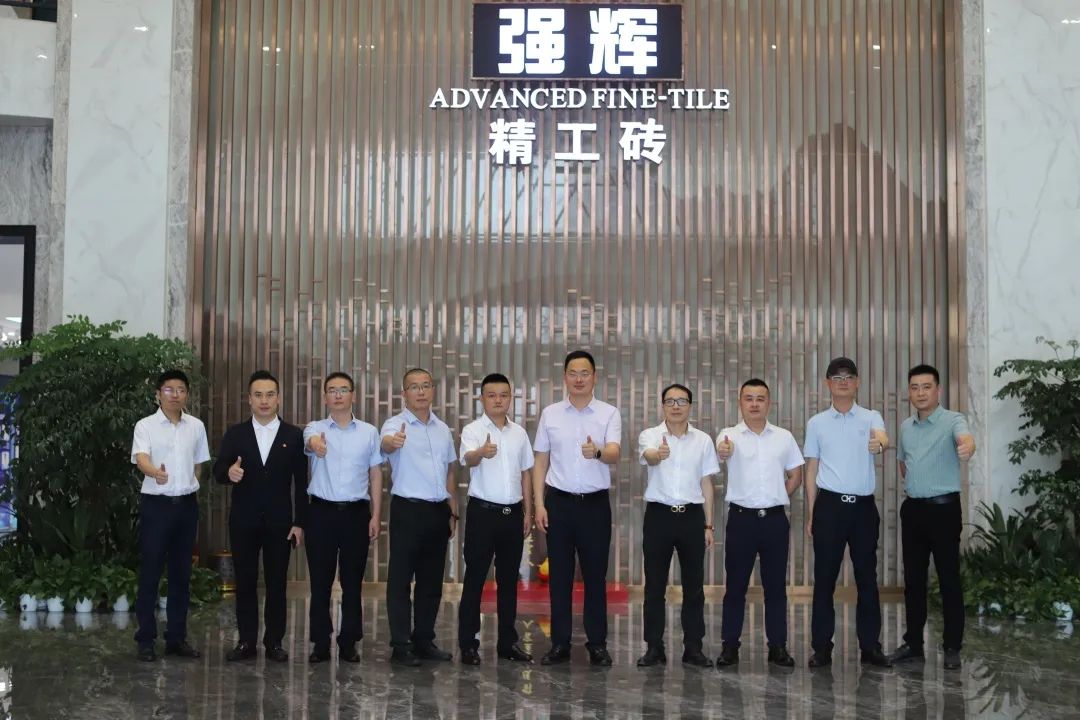 強(qiáng)輝新品質(zhì)感大師又出圈？華美立家團(tuán)隊參觀強(qiáng)輝總部展廳！