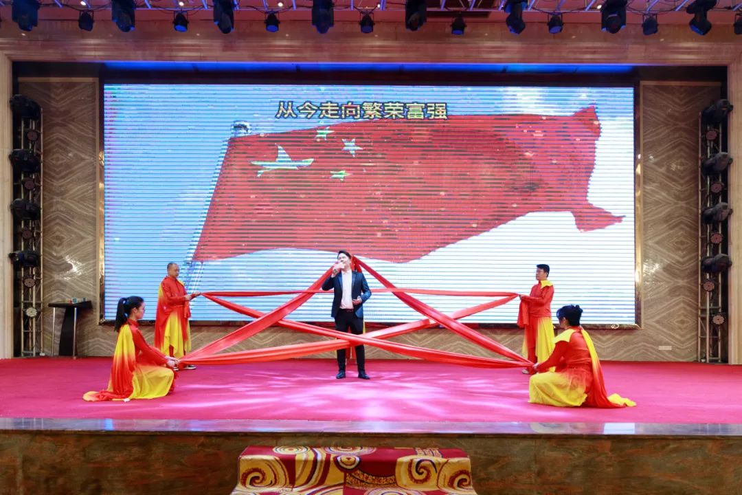 聚勢·創(chuàng)變·敢為 | 強輝集團2025年迎新晚會圓滿結(jié)束，共繪未來新藍(lán)圖(圖25)